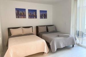 Un dormitorio con dos camas y una ventana. en Comfortable 2 BR at Brickell , Free Parking, en Miami 25 fotos más