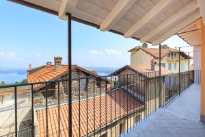 d'un balcon avec vue sur une maison. dans l'établissement COME A CASA 19 - Romantic Studio, à Massino Visconti