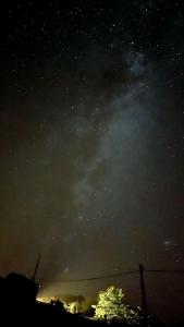 uma noite estrelada com a Via Láctea no céu em Casa Pirineu em Esterri de Cardós