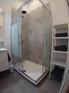 eine Dusche mit Glaskabine im Bad in der Unterkunft STUDIO Petite canaille in Cassis