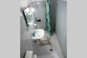 een kleine badkamer met een wastafel en een douche bij Jenny's Apartments in Milatos