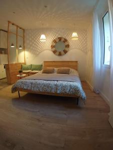 - une chambre avec un grand lit et un miroir dans l'établissement STUDIO Petite canaille, à Cassis