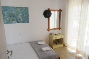een slaapkamer met een bed met twee handdoeken erop bij Jenny's Apartments in Milatos