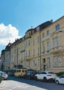 a city street with cars parked in front of it at Hotel Viktoria Schönbrunn in Vienna
