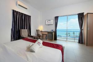 ein Hotelzimmer mit Bett und Blick aufs Meer in der Unterkunft Royal Agate Beach Resort in Pantai Cenang