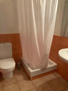 uma casa de banho com um WC e uma cortina de chuveiro em Cal Mercadé em Puigcerdà