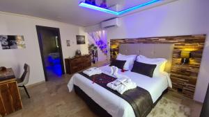 Postel nebo postele na pokoji v ubytování Loveroom La Garçonn'Hyères