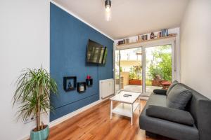 a living room with a couch and a table at Arbio I Homely Apart in Sudvorstadt Leipzig in Leipzig