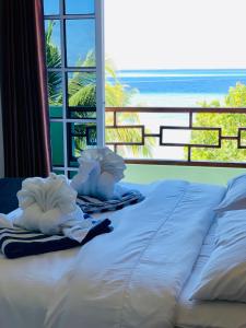 ilaa Beach Maldives في غولهي: غرفة نوم مع سرير وإطلالة على المحيط