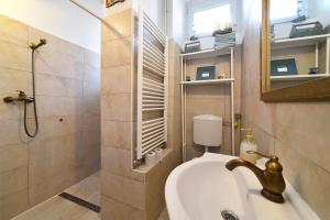 un baño con lavabo y ducha en 1BR in central Zagreb & main station, free parking, en Zagreb 7 fotos más