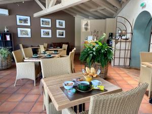 ein Speisesaal mit Tischen und Stühlen in einem Restaurant in der Unterkunft Hotel Belvedere in Calvi