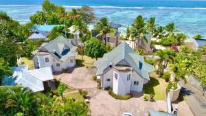 - une vue aérienne sur une maison en face de l'océan dans l'établissement Le Domaine de Bacova, à Pointe Au Sel 