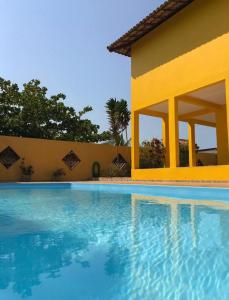 uma piscina em frente a uma casa em Pousada Estância da Barra em Conceição da Barra