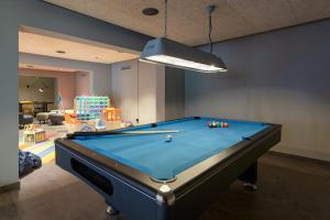 ein Wohnzimmer mit einem Billardtisch in einem Zimmer in der Unterkunft a&o Berlin Kolumbus in Berlin