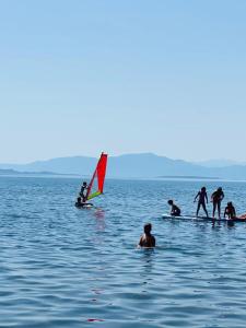 Hostia v ubytovaní Nisi Glamping