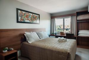 1 dormitorio con cama y ventana en Wallér Hotel & Eventos Inn Lajeado, en Lajeado