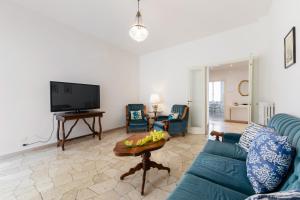 A television and/or entertainment centre at Il Salotto Blu - Appartamento con Parcheggio