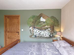 Schlafzimmer mit einem Bett mit Wandgemälde in der Unterkunft B&B MARGARITA in Cerkovna