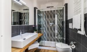 A bathroom at OTTO Rooms & Photogallery