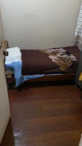 Cama pequeña en una esquina de habitación en Habitaciones para Estudiantes Y/o Mochileros, en Lima