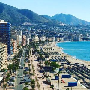 uma vista para uma praia com uma cidade e o oceano em Apartment Los Boliches Fuengirola Malaga Spain em Fuengirola