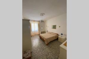 una camera con letto e finestra di Apartment La Paloma in Alghero centre ad Alghero