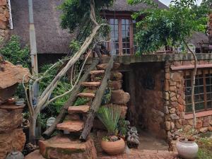 TierpoortBronberg Bastion的房子前面有植物的石阶