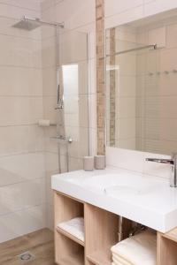 a bathroom with a sink and a shower at Rebenhof Schwalm in Herrnbaumgarten