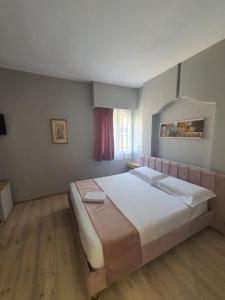 een slaapkamer met een groot bed in een kamer bij Theranda Boutique Hotel in Tirana
