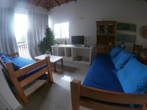 1 dormitorio con 2 camas y TV. en Vila Weiss Flats, en Ubatuba