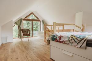 Una cama o camas en una habitación de Rogate Domki