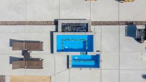 Πισίνα στο ή κοντά στο @ Marbella Lane - The Moon Designer Home right behind the JTNP