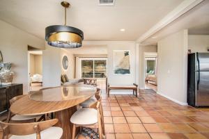 Η κουζίνα ή μικρή κουζίνα στο @ Marbella Lane - The Moon Designer Home right behind the JTNP