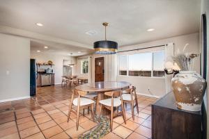 Η κουζίνα ή μικρή κουζίνα στο @ Marbella Lane - The Moon Designer Home right behind the JTNP