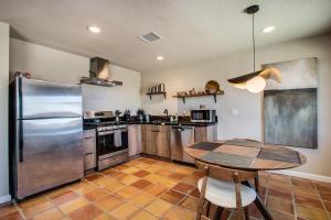 Η κουζίνα ή μικρή κουζίνα στο @ Marbella Lane - The Moon Designer Home right behind the JTNP