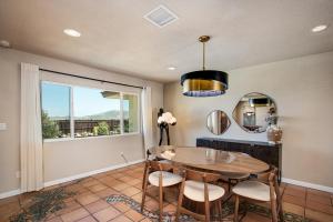 Φωτογραφία από το άλμπουμ του @ Marbella Lane - The Moon Designer Home right behind the JTNP σε Joshua Tree