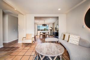 Χώρος καθιστικού στο @ Marbella Lane - The Moon Designer Home right behind the JTNP