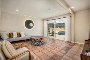 Χώρος καθιστικού στο @ Marbella Lane - The Moon Designer Home right behind the JTNP