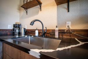 Η κουζίνα ή μικρή κουζίνα στο @ Marbella Lane - The Moon Designer Home right behind the JTNP