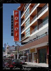 a building on a street with cars parked in front of it at Hotel Latino in Sahuayo de José María Morelos