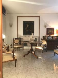 une chambre avec des chaises, une table et un tableau dans l'établissement La casa di Bedelia, à Capodimonte