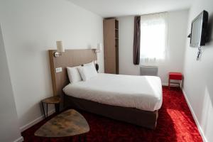 Postel nebo postele na pokoji v ubytování Brit Hotel Essentiel Cholet