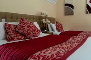 Postel nebo postele na pokoji v ubytování Brogans Bar & Hotel