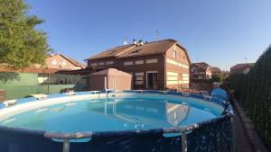 una gran piscina frente a una casa en Warner,piscina, aire ac, barbacoa, chillout, 400m patio, en Seseña