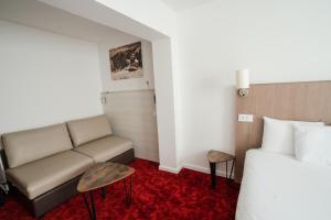 Postel nebo postele na pokoji v ubytování Brit Hotel Essentiel Cholet