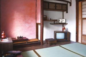 Una televisión o centro de entretenimiento en Guesthouse Mokumoku