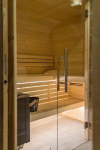 Koupelna v ubytování CAPRICORNE - Chalet sur les pistes avec sauna et home cinema + 21 fotografií