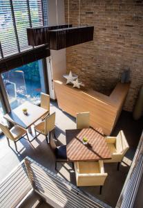 balcón con mesa, sillas y pared de ladrillo en Ex-L en Fiume Veneto