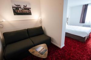 Postel nebo postele na pokoji v ubytování Brit Hotel Essentiel Cholet