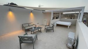 salon z krzesłami, kanapą i stołem w obiekcie Casa Stella w mieście Favignana
